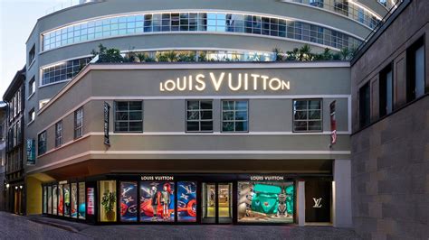 LOUIS VUITTON Milano Monte Napoleone .